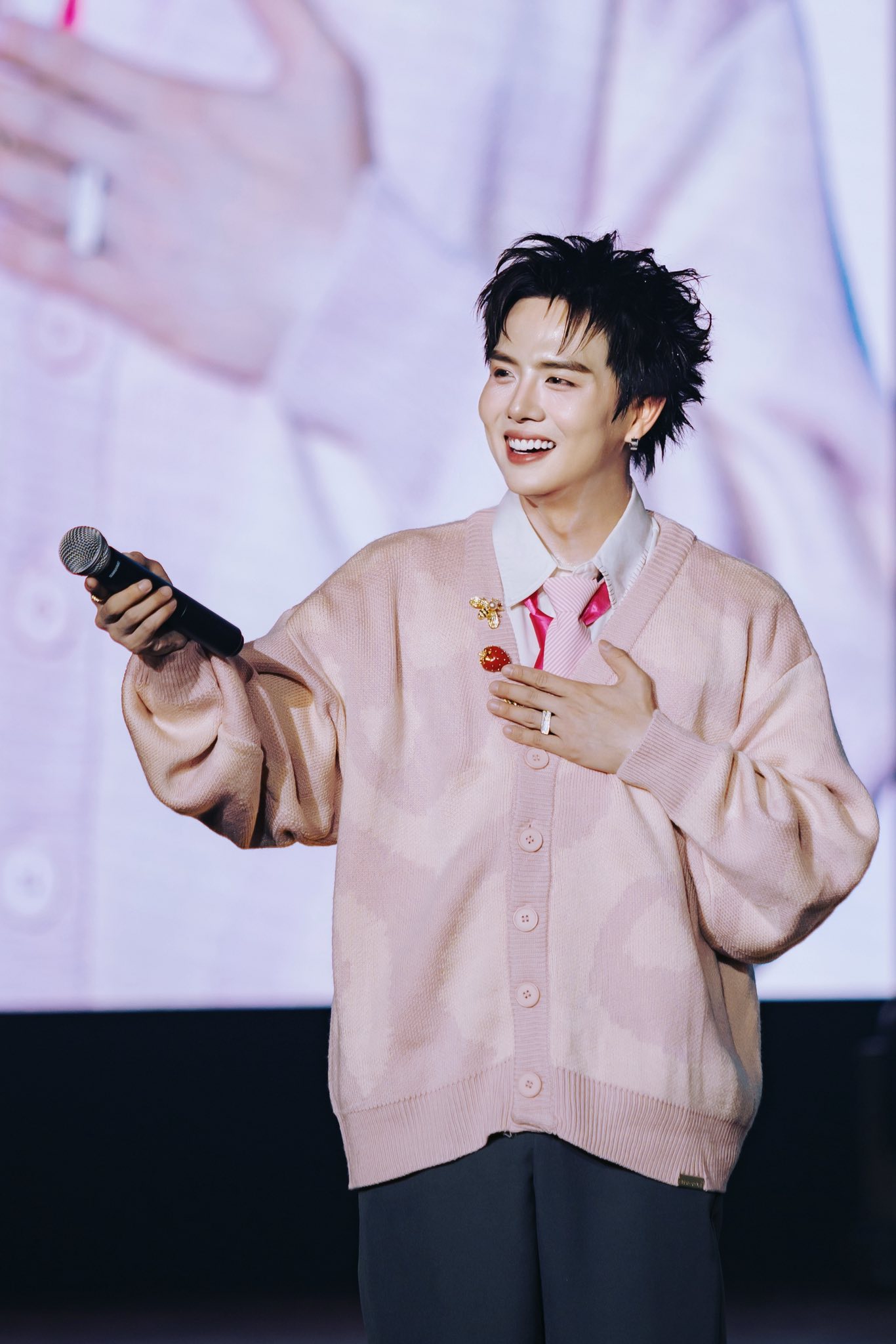 Qu&aacute; khứ của sao nam Vbiz đang hot rần rần: Nằm liệt giường v&igrave; bệnh tim, phải sống chung với thanh sắt d&agrave;i hơn 30cm- Ảnh 3.