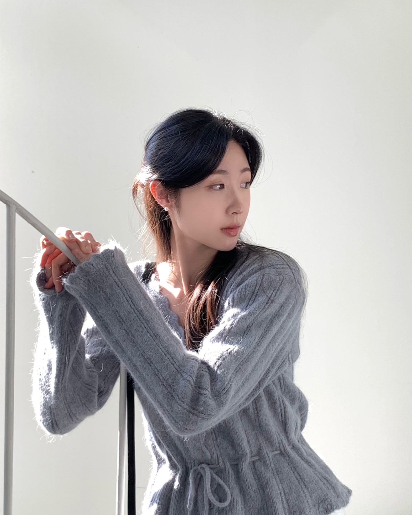 4 c&aacute;ch buộc t&oacute;c tuyệt đẹp v&agrave; thanh lịch khi mặc &aacute;o len- Ảnh 2.