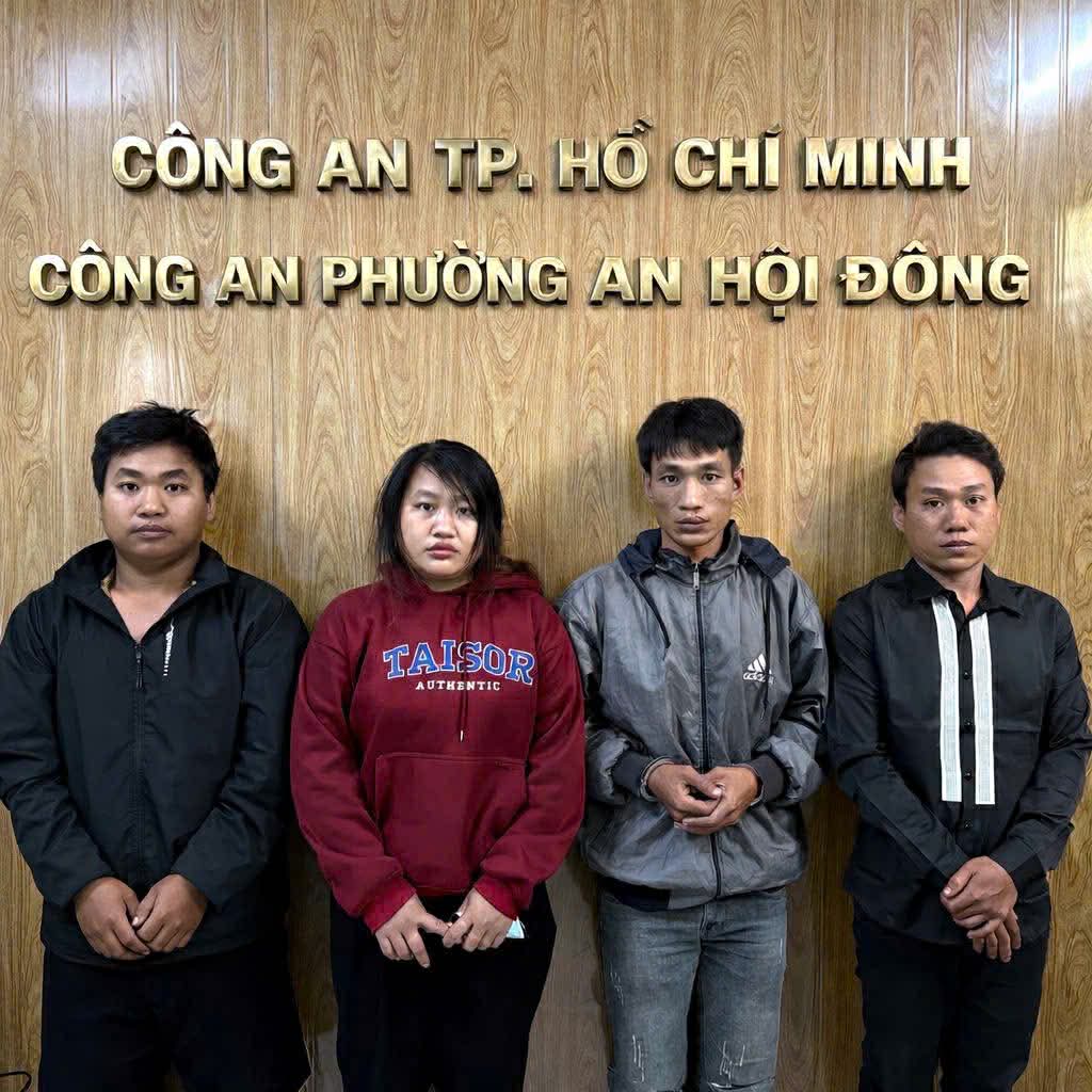 Đi ch&ugrave;a kh&ocirc;ng phải để cầu an, nh&oacute;m thanh ni&ecirc;n tranh thủ "bế" lu&ocirc;n d&agrave;n r&ugrave;a khủng 10kg/con đem b&aacute;n- Ảnh 1.