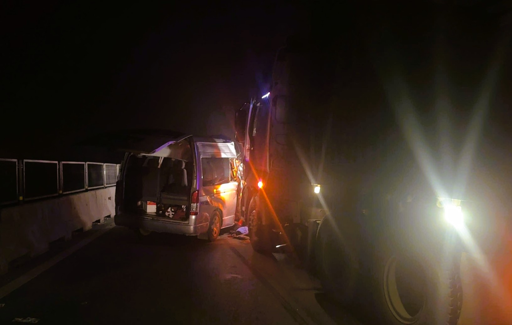 Hiện trường vụ tai nạn thảm khốc trên cao tốc khiến 4 người chết, 6 người bị thương- Ảnh 3. Hiện trường vụ tai nạn thảm khốc trên cao tốc khiến 4 người chết, 6 người bị thương- Ảnh 3.