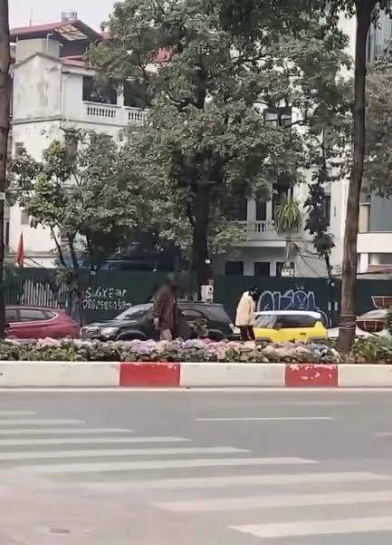 H&agrave;nh động kh&ocirc;ng tin nổi của người phụ nữ giữa thủ đ&ocirc;: B&eacute; g&aacute;i sẽ học được 1 b&agrave;i học thật &ldquo;xấu x&iacute;&rdquo;- Ảnh 1.