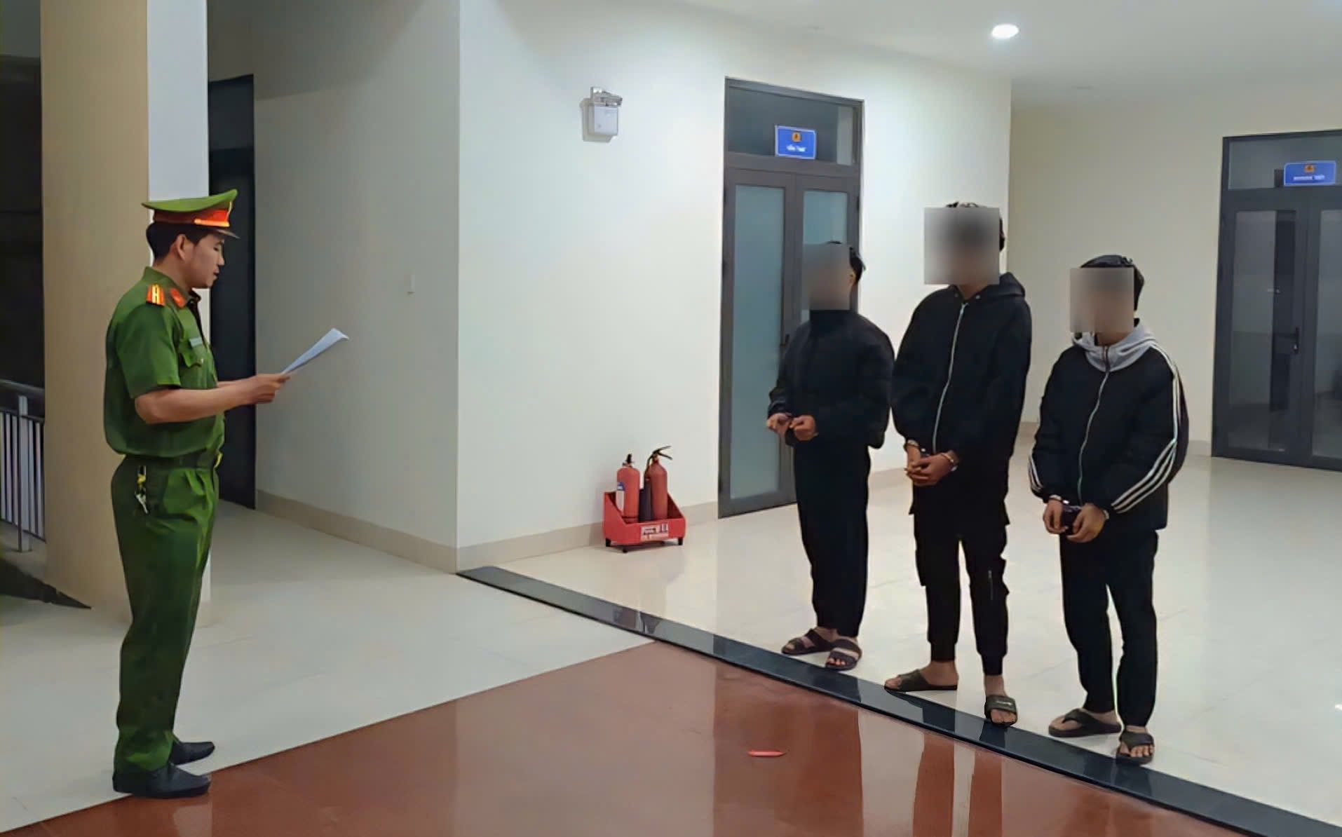 3 thanh niên sinh năm 2010 và 2011 rủ bé gái đến phòng trọ rồi dùng rựa đe dọa, hiếp dâm- Ảnh 1.