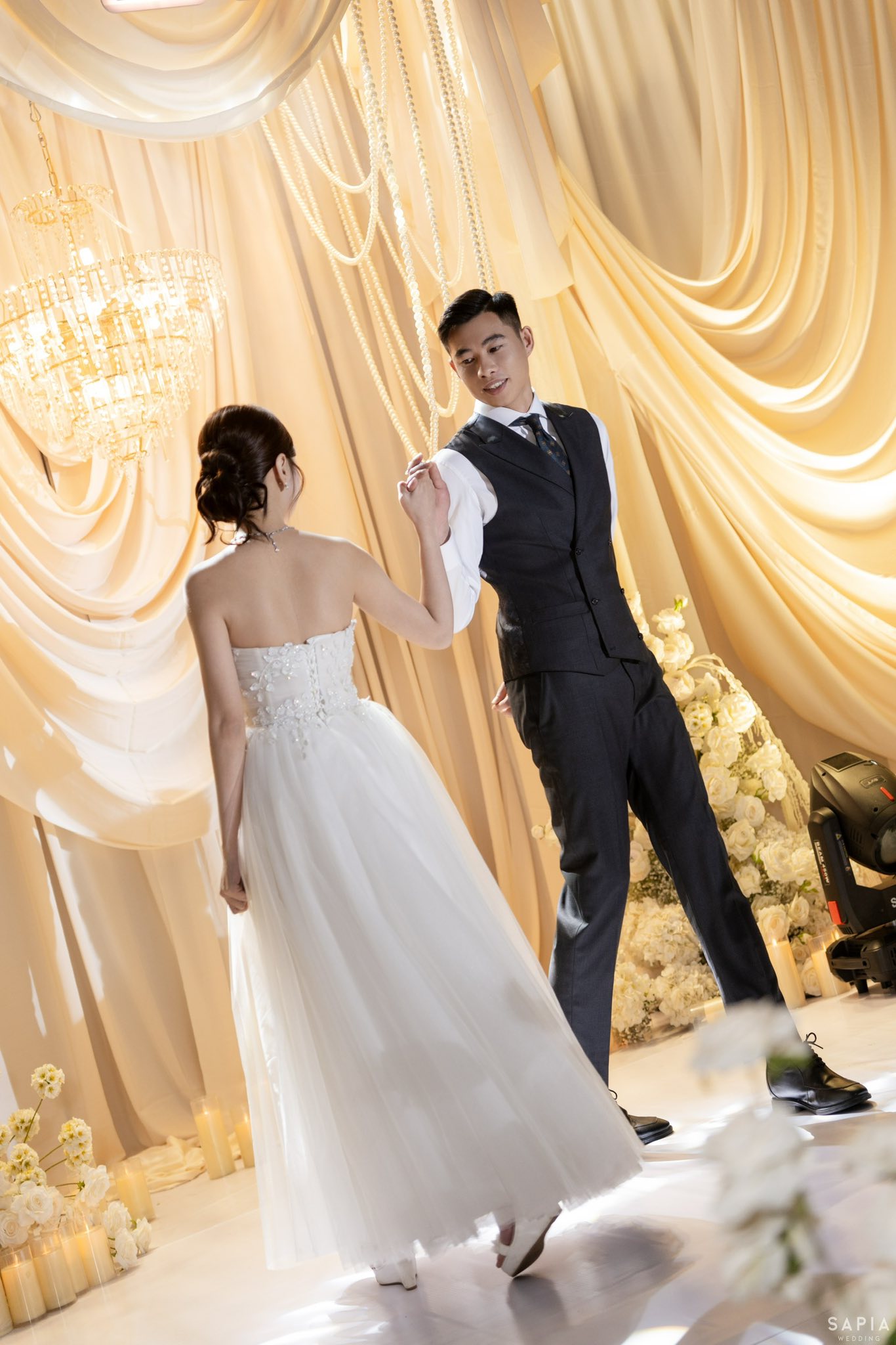 Ảnh cưới n&eacute;t căng của thủ m&ocirc;n U23 Việt Nam v&agrave; vợ thạc sĩ- Ảnh 3.