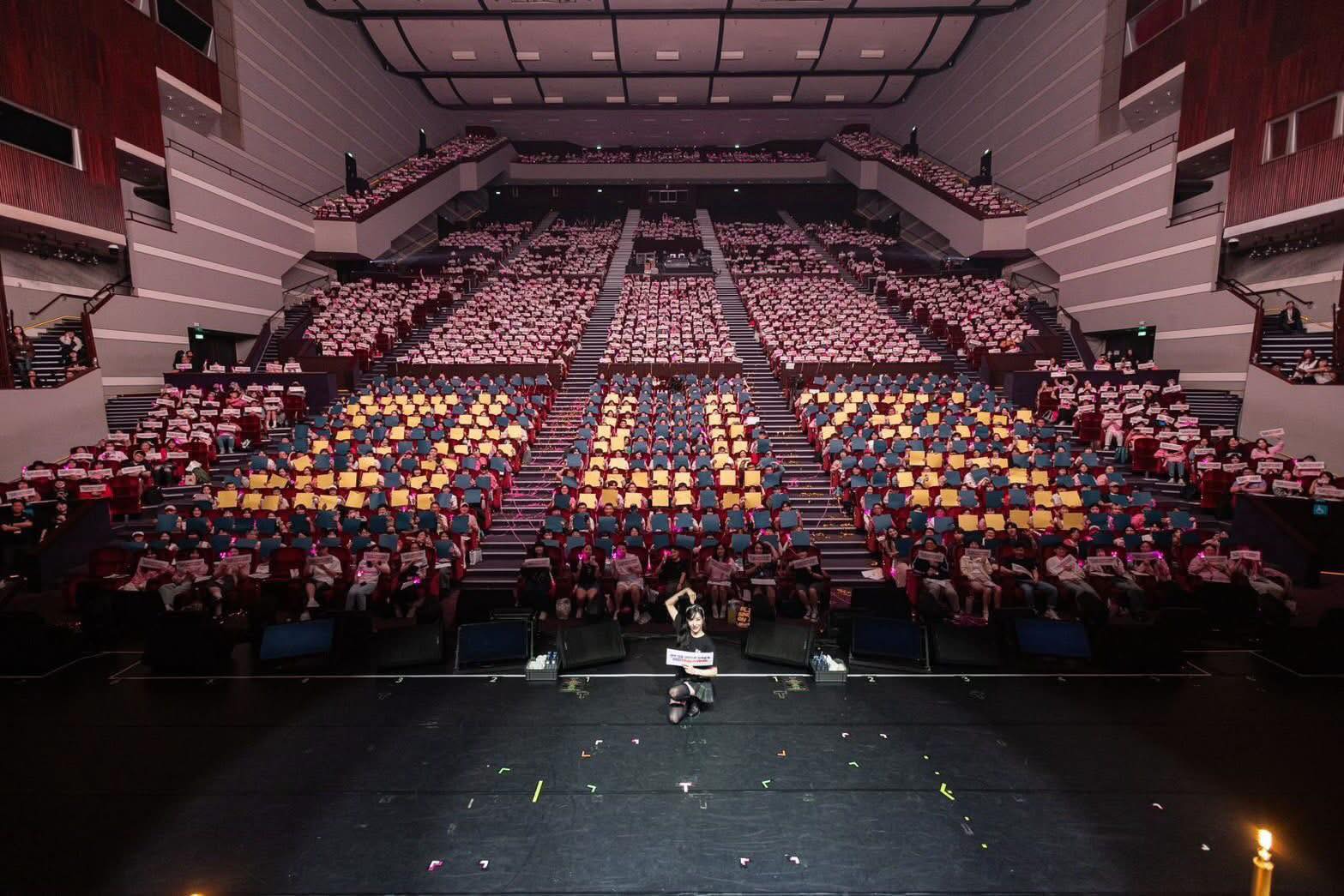 C&aacute;i gi&aacute; cho sự phản bội của con cưng showbiz: Concert trống huơ trống ho&aacute;c, ph&aacute; sản bị kh&aacute;ch h&agrave;ng đ&ograve;i nợ- Ảnh 3.