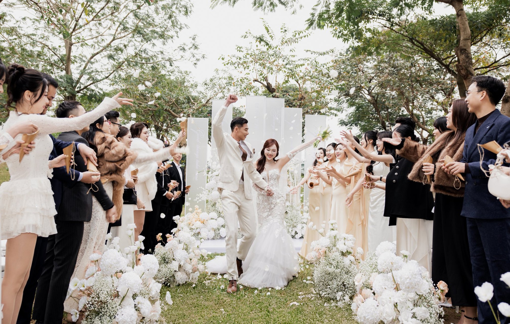 Ảnh cưới n&eacute;t căng của thủ m&ocirc;n U23 Việt Nam v&agrave; vợ thạc sĩ- Ảnh 8.