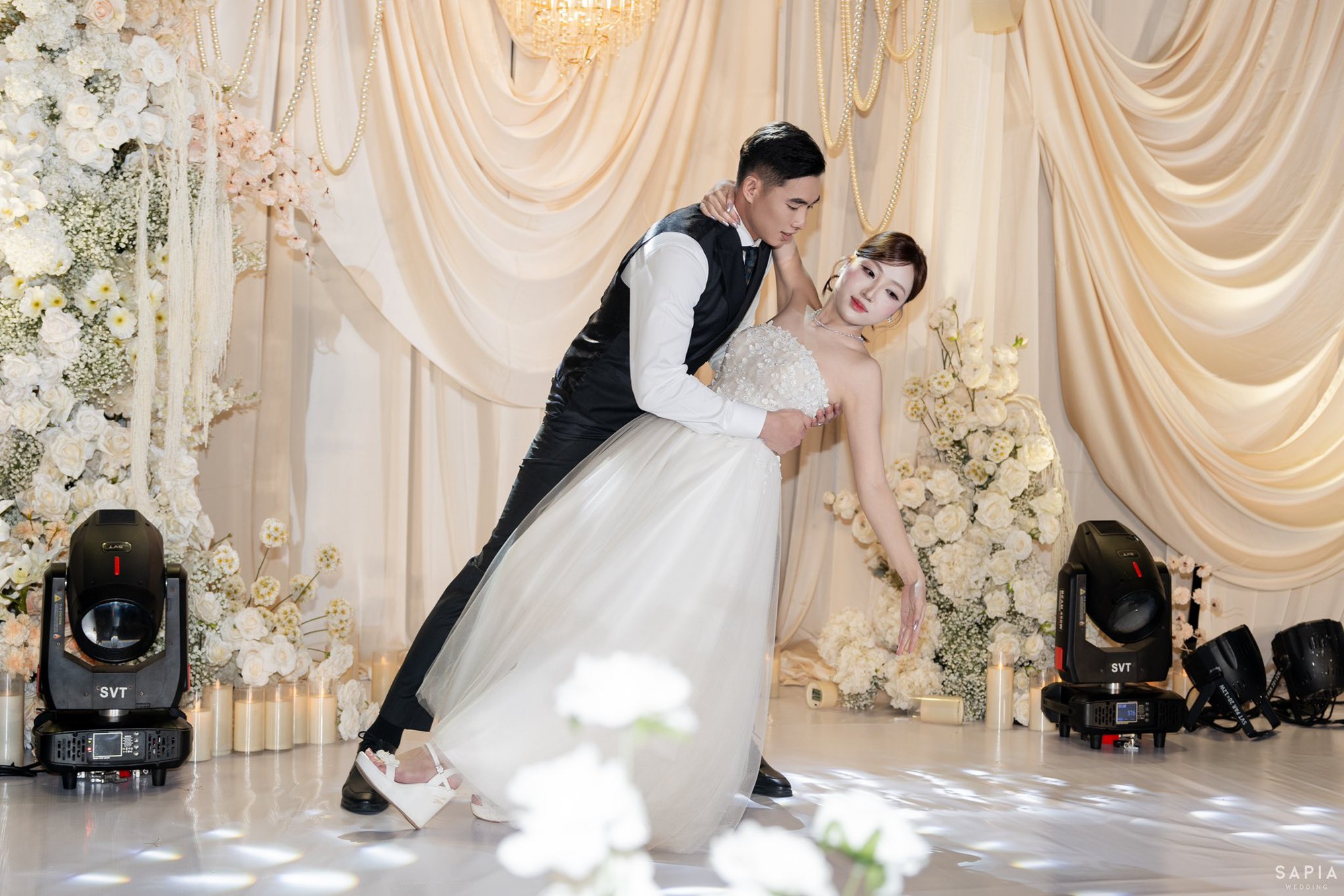 Ảnh cưới n&eacute;t căng của thủ m&ocirc;n U23 Việt Nam v&agrave; vợ thạc sĩ- Ảnh 4.