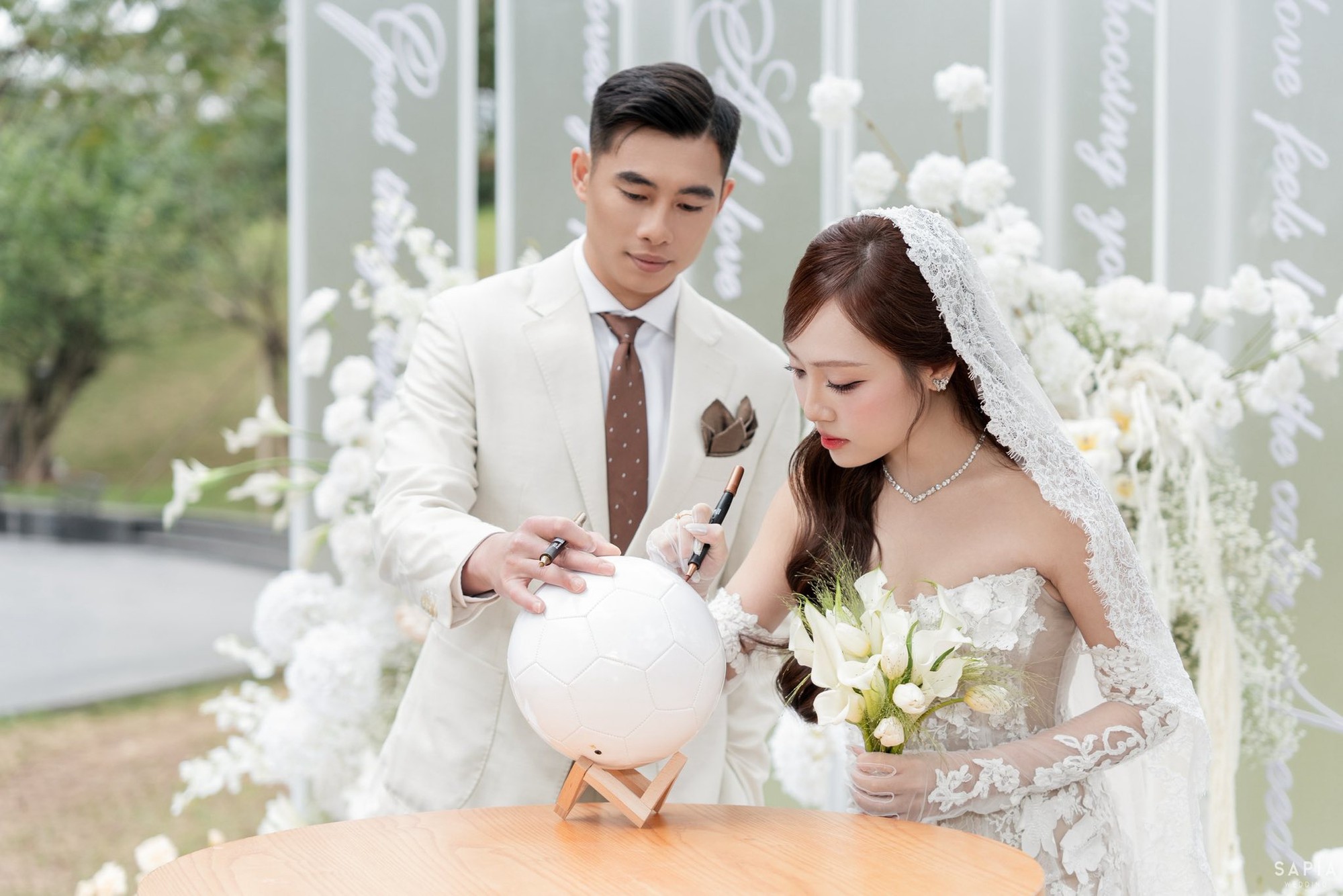 Ảnh cưới n&eacute;t căng của thủ m&ocirc;n U23 Việt Nam v&agrave; vợ thạc sĩ- Ảnh 12.