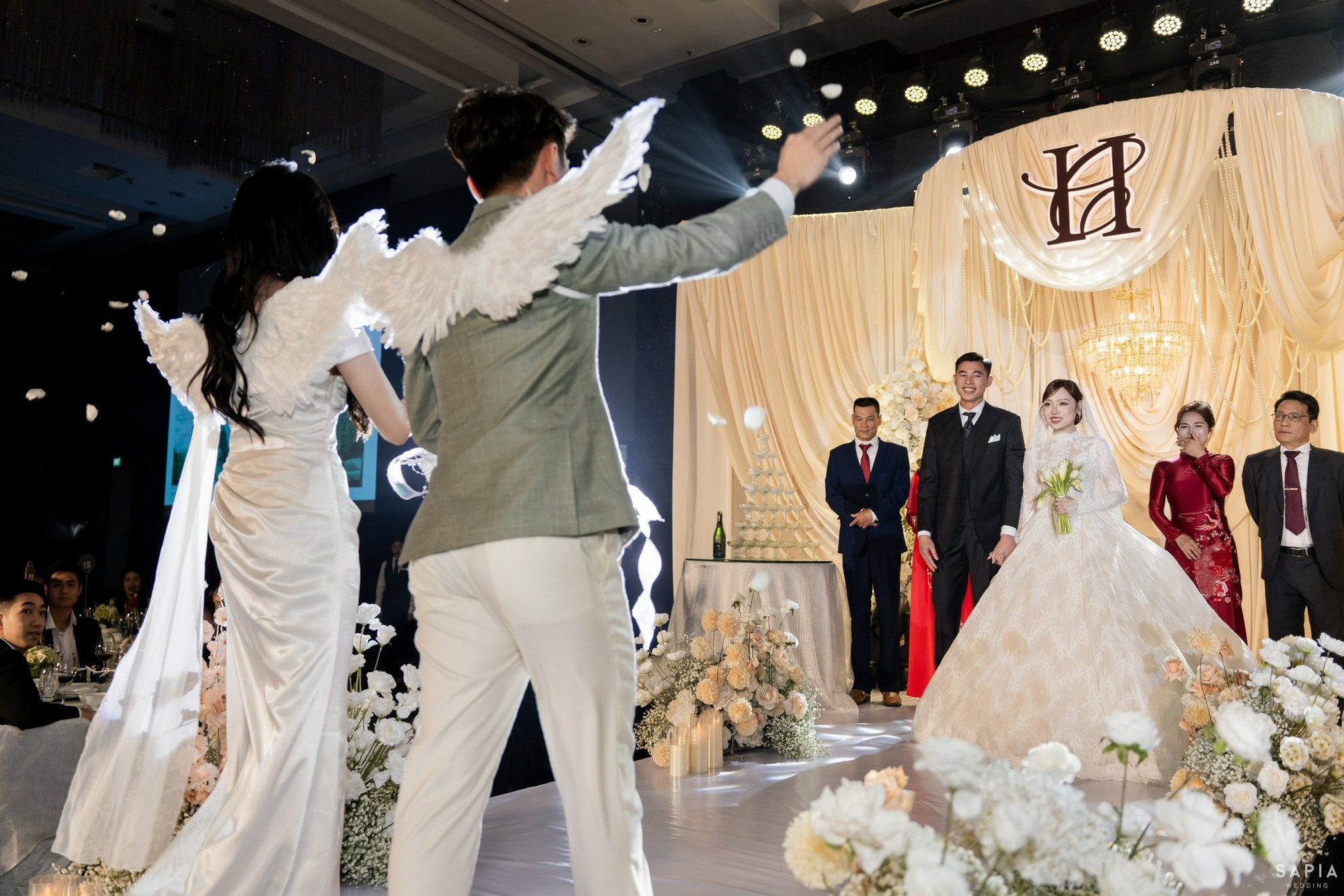 Ảnh cưới n&eacute;t căng của thủ m&ocirc;n U23 Việt Nam v&agrave; vợ thạc sĩ- Ảnh 2.