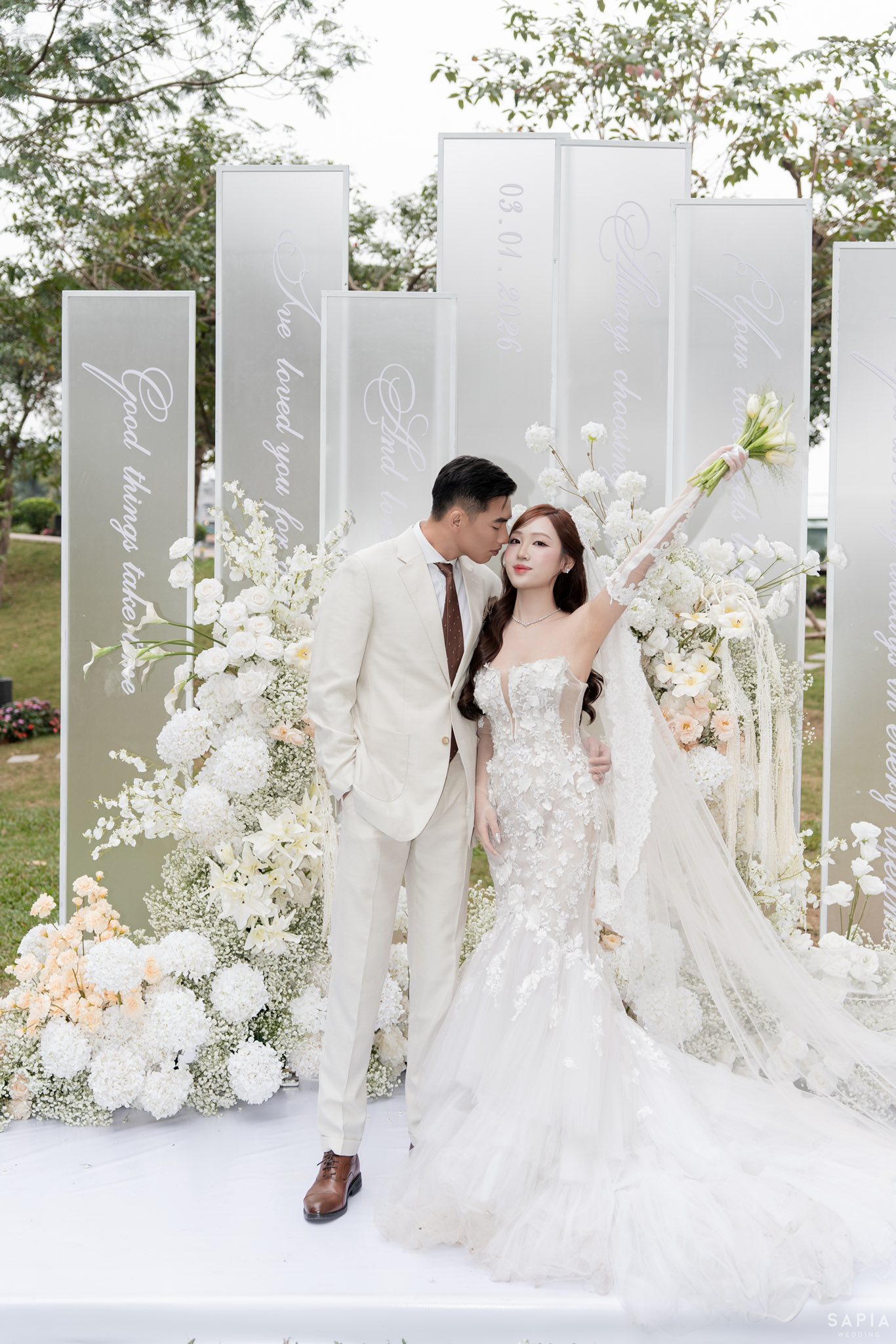 Ảnh cưới n&eacute;t căng của thủ m&ocirc;n U23 Việt Nam v&agrave; vợ thạc sĩ- Ảnh 9.