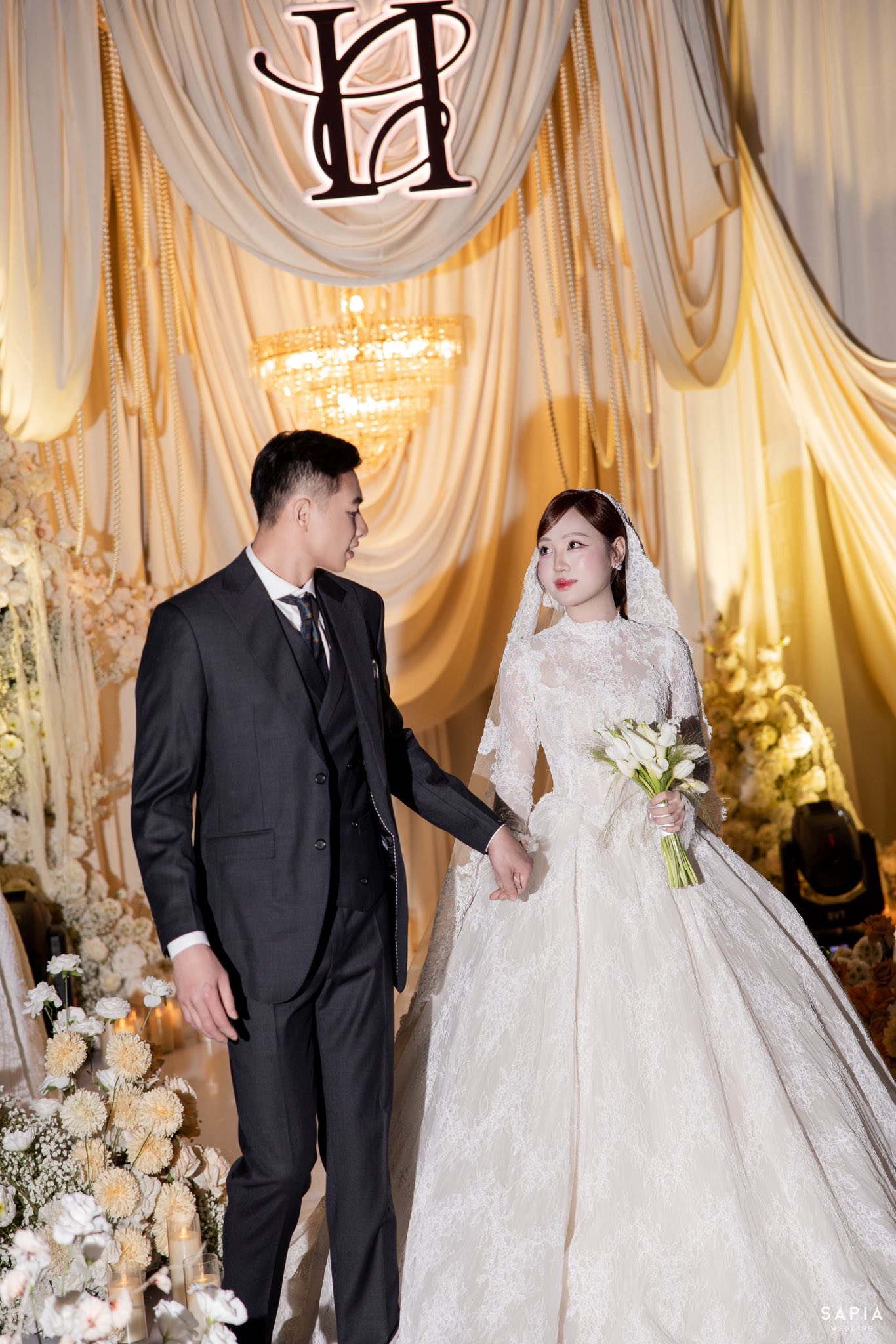 Ảnh cưới n&eacute;t căng của thủ m&ocirc;n U23 Việt Nam v&agrave; vợ thạc sĩ- Ảnh 1.