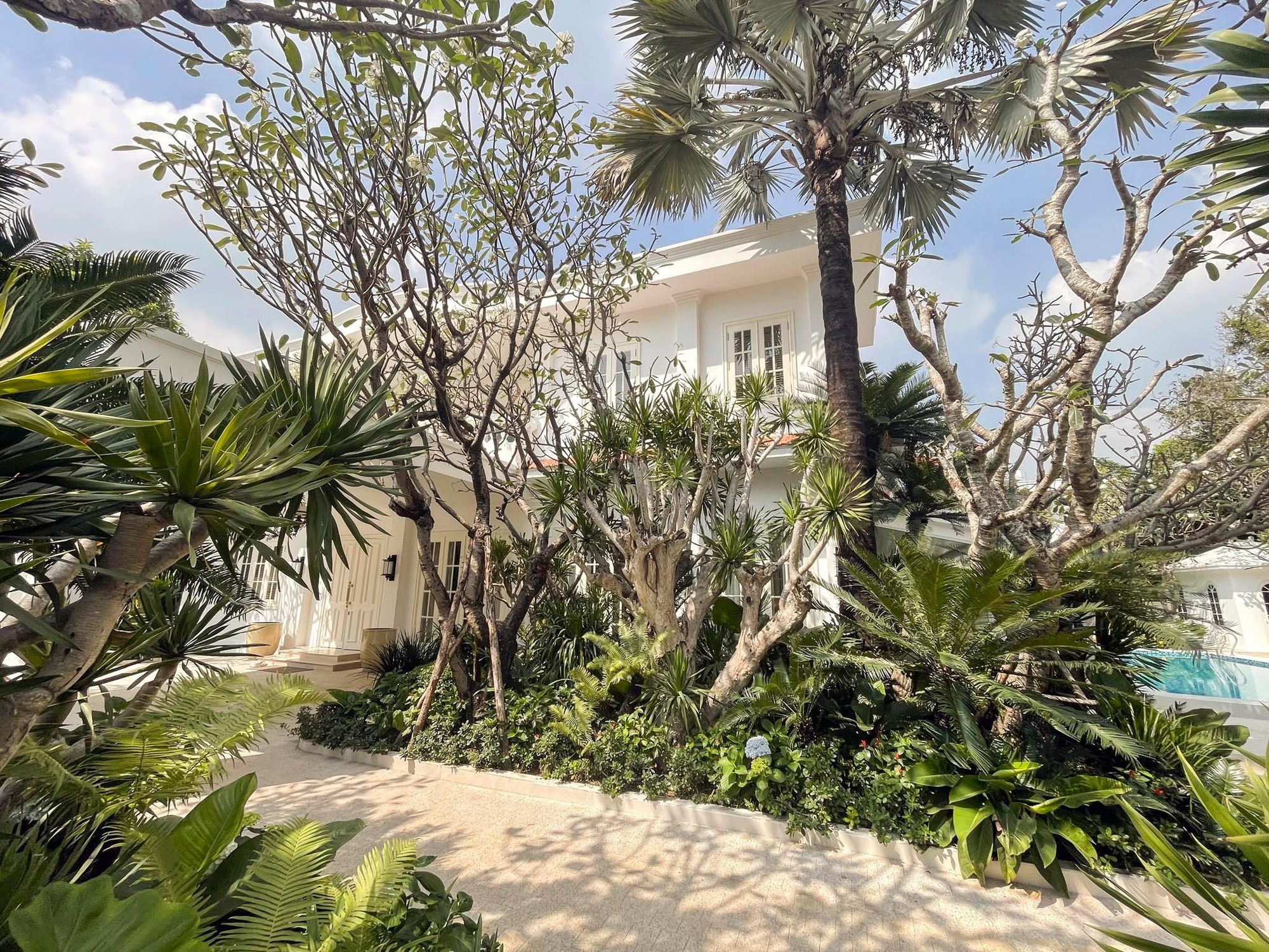 Cả showbiz c&oacute; đ&uacute;ng 1 người: Nu&ocirc;i 10 người con kh&ocirc;ng c&ugrave;ng huyết thống, ở biệt thự 