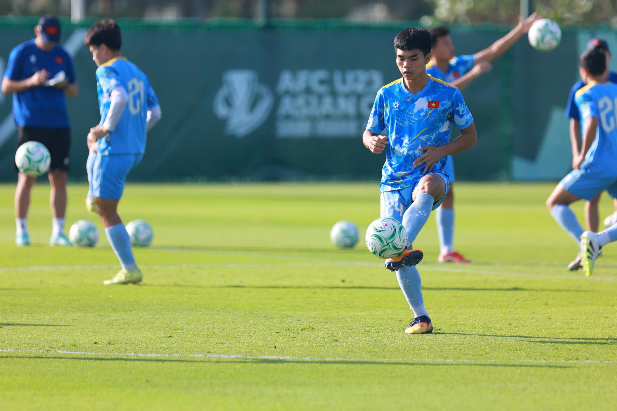Đ&igrave;nh Bắc v&agrave; "Lamine Yamal xứ Thanh" Văn Thuận tập ri&ecirc;ng trước trận tứ kết U23 ch&acirc;u &Aacute;- Ảnh 7.