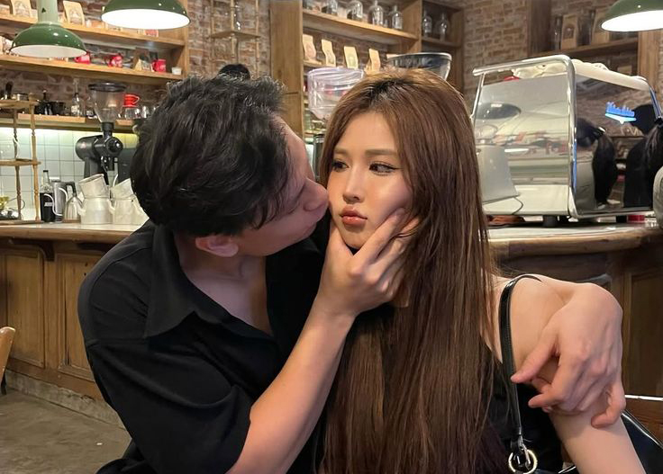 Quan hệ &iacute;t hay nhiều gi&uacute;p cặp đ&ocirc;i sống l&acirc;u hơn? Biết những điều n&agrave;y gi&uacute;p bạn điều chỉnh lại "chuyện ấy" theo độ tuổi- Ảnh 1.