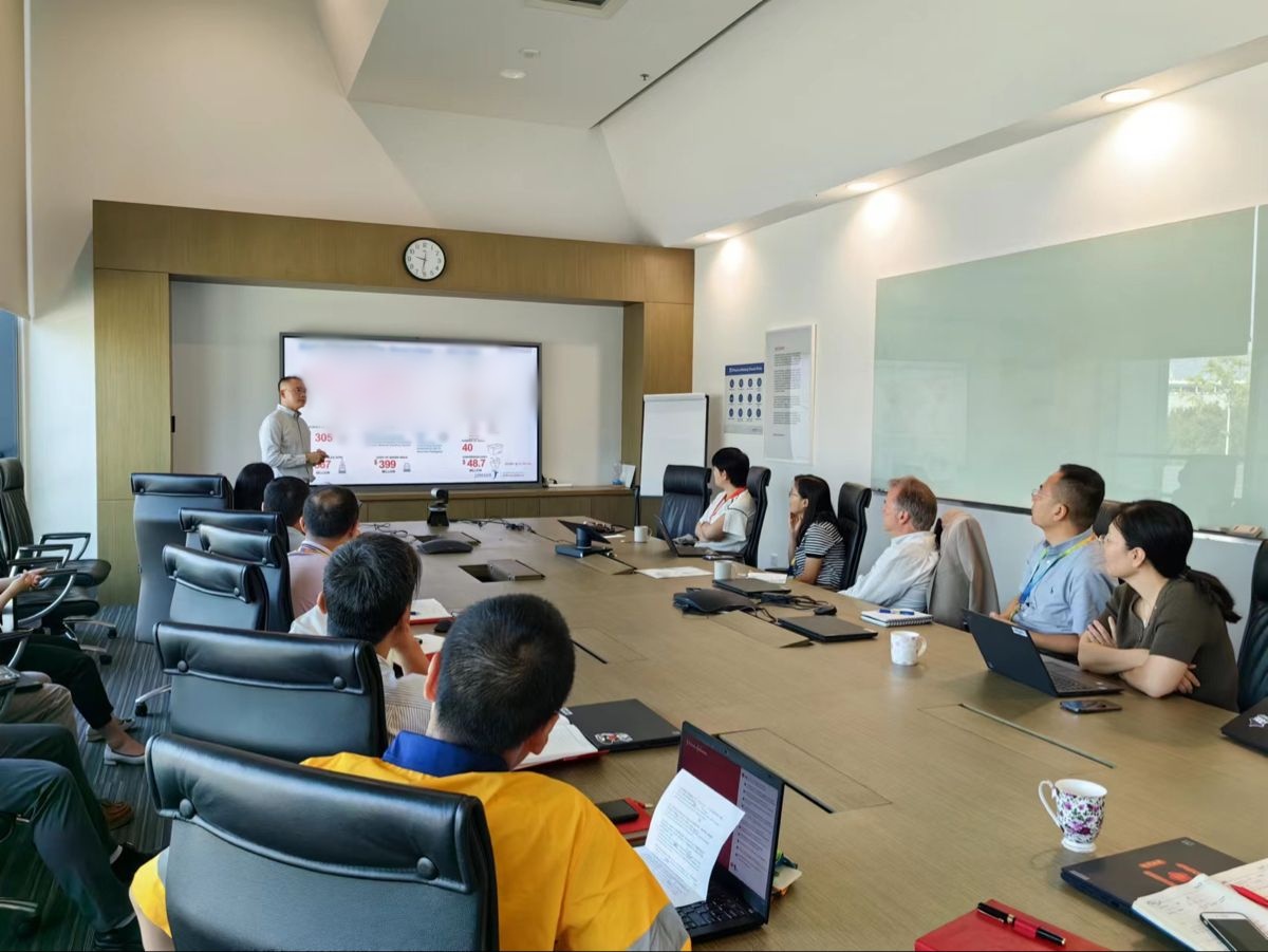 "Đi v&agrave;o nh&agrave; vệ sinh cũng phải cầm điện thoại theo để họp"- Ảnh 1.