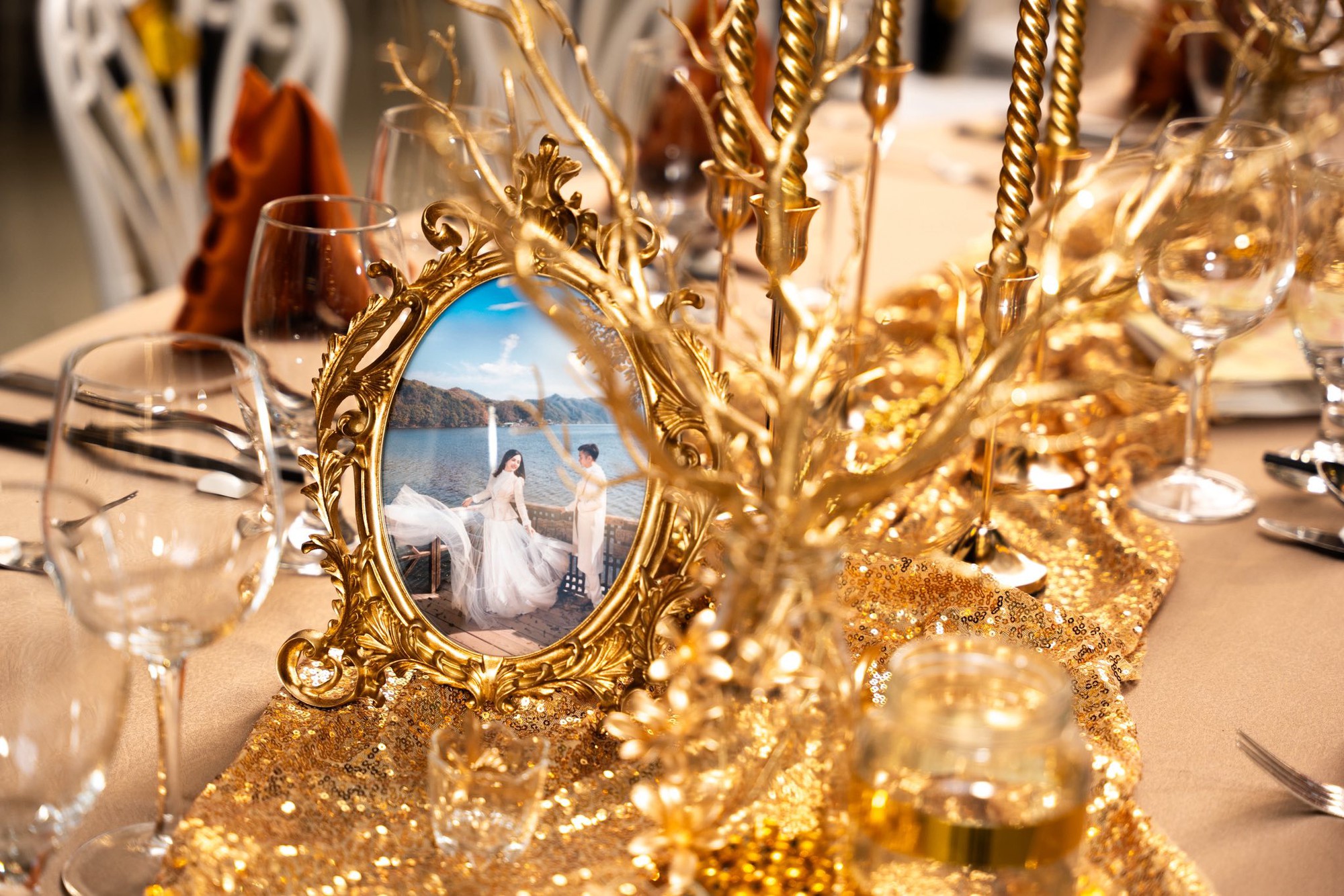 Ph&uacute; b&agrave; 4 con ở dinh thự 1000m2 tự tay chuẩn bị lễ kỷ niệm 10 năm ng&agrave;y cưới, đỉnh thế n&agrave;y bảo sao chồng m&ecirc; đắm!- Ảnh 7.