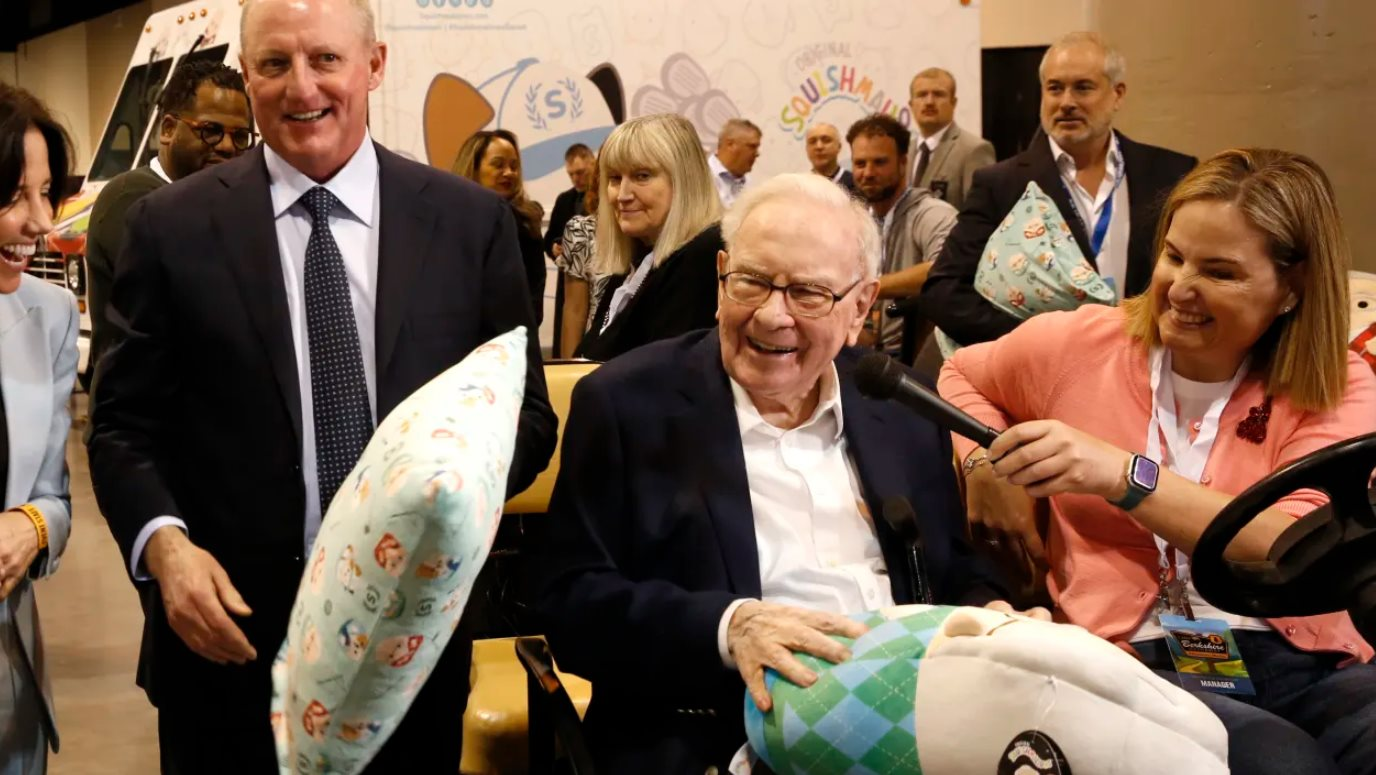 Nghịch l&yacute; cuối sự nghiệp của huyền thoại Warren Buffett: Ngồi tr&ecirc;n n&uacute;i tiền nhưng vẫn &lsquo;bất lực&rsquo; để ước mơ dang dở- Ảnh 1.