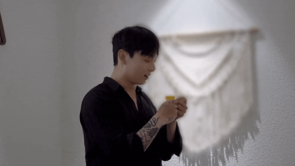 "Cheap moment" c&ugrave;ng Jungkook v&agrave; Jimin chưa bao giờ dễ đến thế: Vừa rẻ vừa dễ, si&ecirc;u thị n&agrave;o cũng c&oacute;- Ảnh 1.