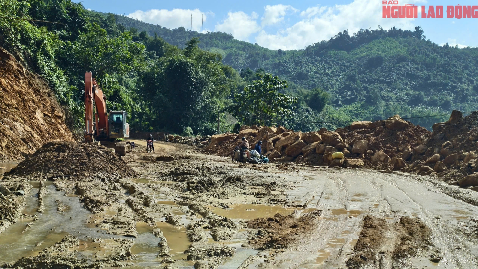 Ngổn ngang những cung đường miền n&uacute;i Quảng Ng&atilde;i sau mưa lũ- Ảnh 1.