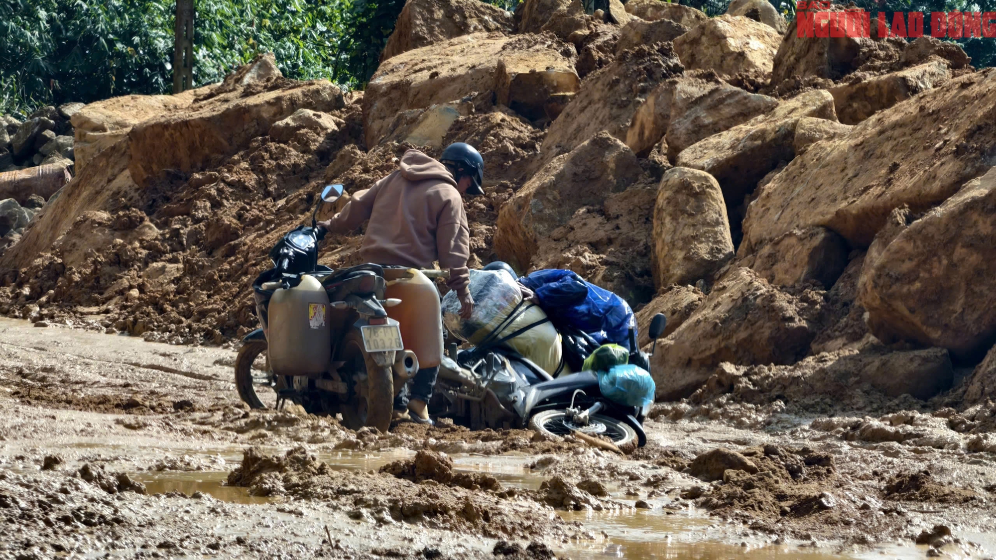 Ngổn ngang những cung đường miền n&uacute;i Quảng Ng&atilde;i sau mưa lũ- Ảnh 2.