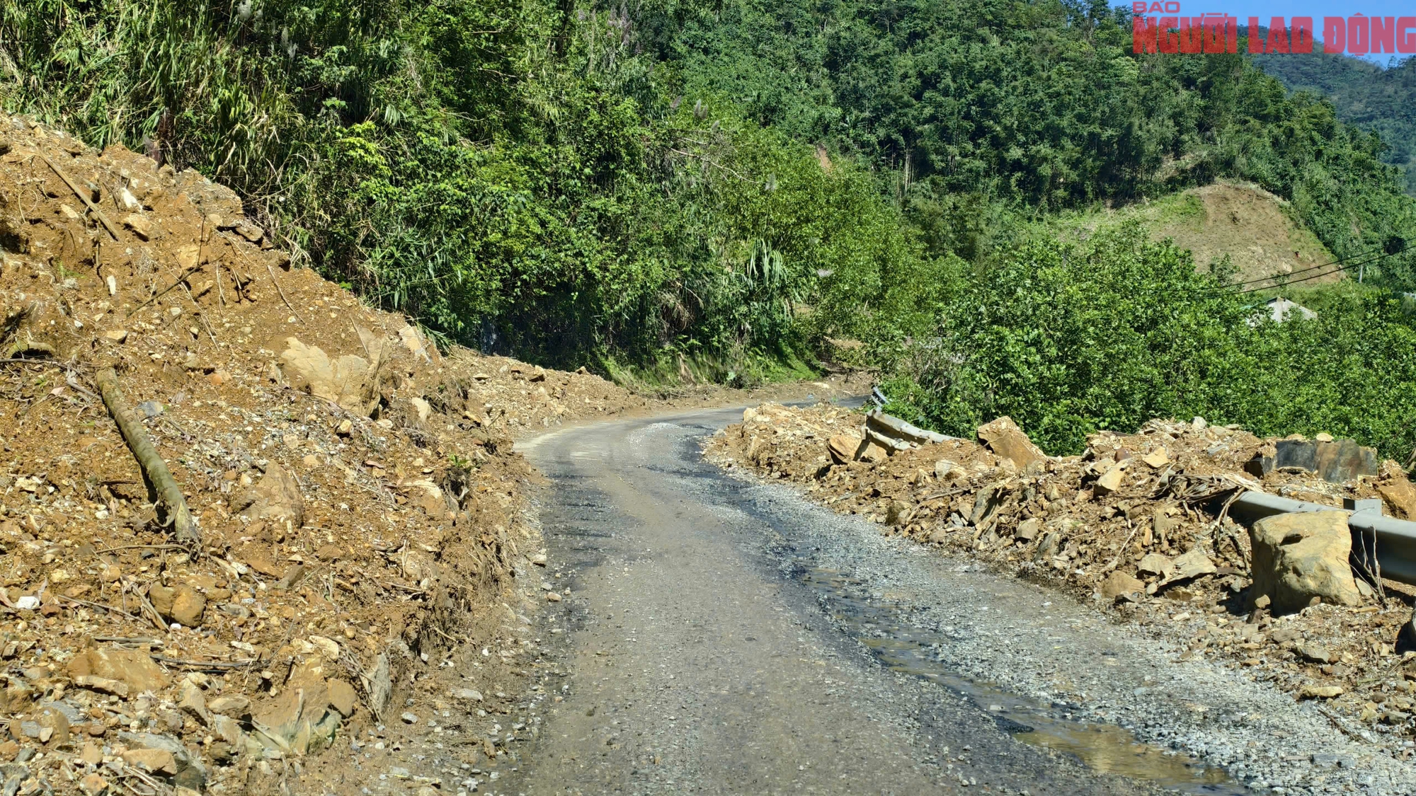 Ngổn ngang những cung đường miền n&uacute;i Quảng Ng&atilde;i sau mưa lũ- Ảnh 4.