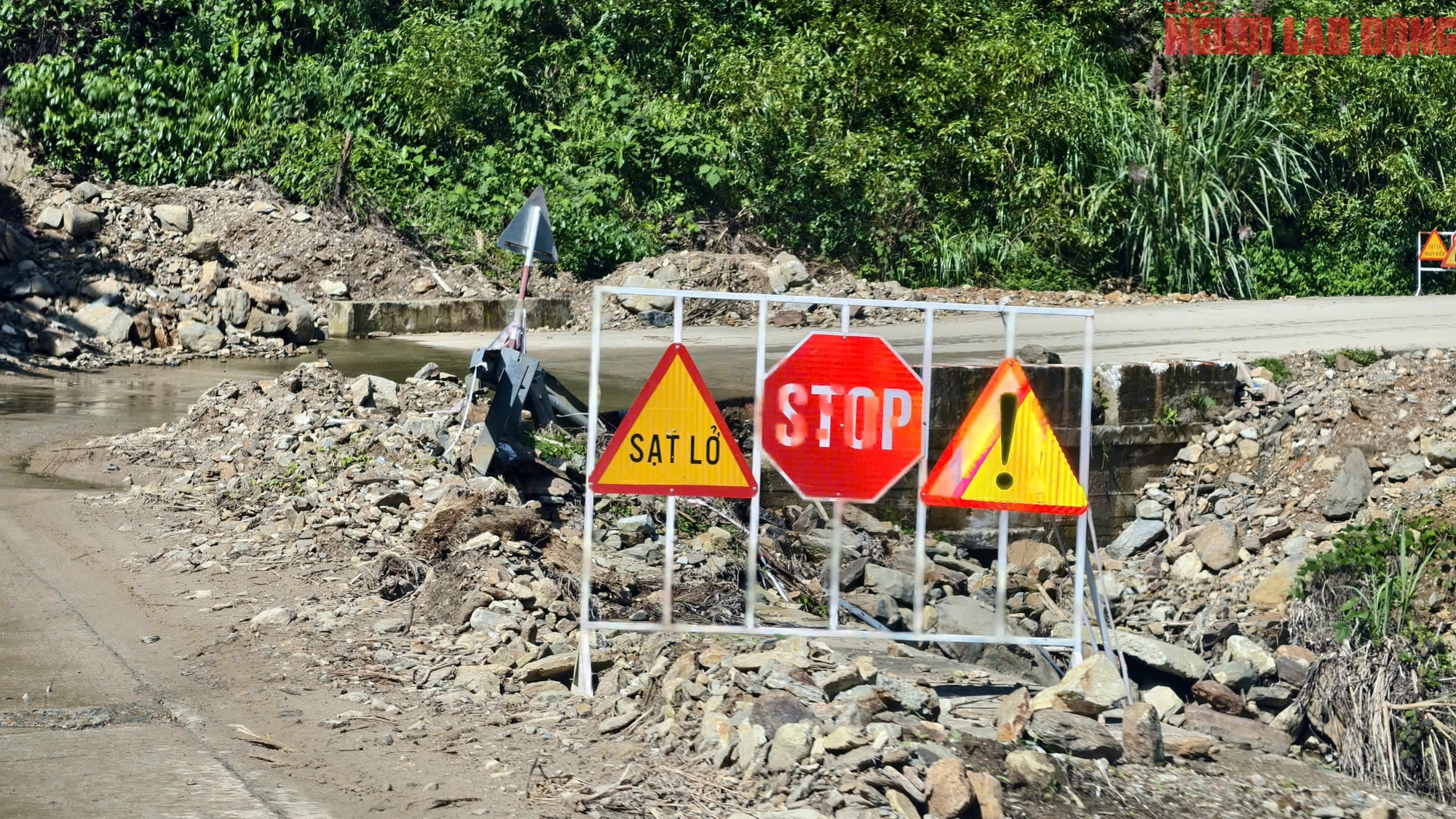 Ngổn ngang những cung đường miền n&uacute;i Quảng Ng&atilde;i sau mưa lũ- Ảnh 5.