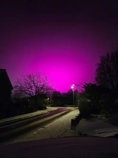 Bầu trời chuyển sang m&agrave;u hồng kỳ lạ khiến cả thị trấn kinh ngạc- Ảnh 1.