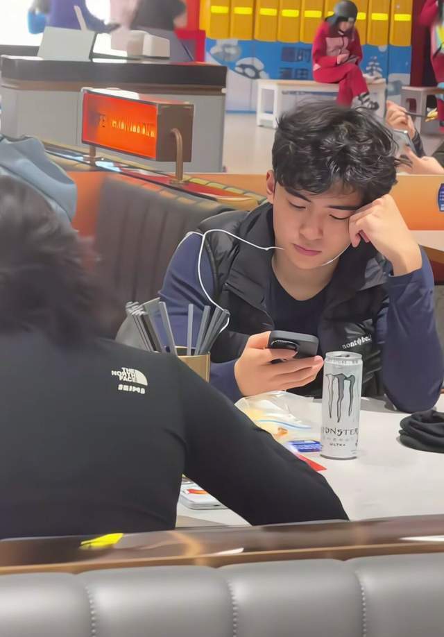 Qu&yacute; tử nh&agrave; Tạ Đ&igrave;nh Phong xứng danh &ldquo;Gen 2 đỉnh ch&oacute;p nhất&rdquo;, đ&atilde; t&agrave;i năng c&ograve;n đẹp trai hơn cả bố- Ảnh 5.