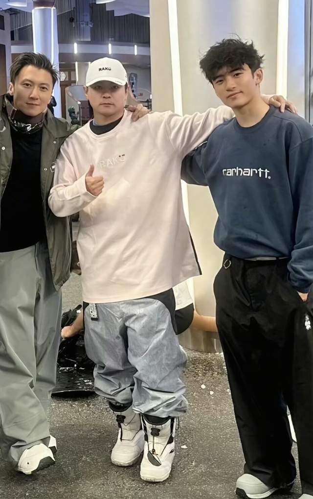 Qu&yacute; tử nh&agrave; Tạ Đ&igrave;nh Phong xứng danh &ldquo;Gen 2 đỉnh ch&oacute;p nhất&rdquo;, đ&atilde; t&agrave;i năng c&ograve;n đẹp trai hơn cả bố- Ảnh 7.