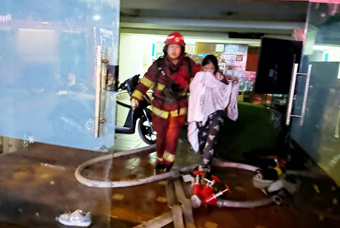 Nghi &aacute;n đốt nh&agrave; trọ ở H&agrave; Nội: Trước khi ch&aacute;y nh&agrave; c&oacute; tiếng c&atilde;i nhau, x&ocirc; x&aacute;t g&acirc;y n&aacute;o loạn khu d&acirc;n cư- Ảnh 2.