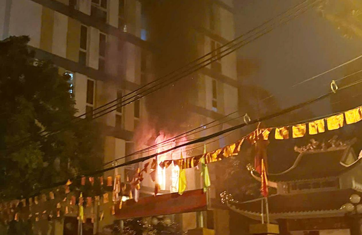 Nghi &aacute;n đốt nh&agrave; trọ ở H&agrave; Nội: Trước khi ch&aacute;y nh&agrave; c&oacute; tiếng c&atilde;i nhau, x&ocirc; x&aacute;t g&acirc;y n&aacute;o loạn khu d&acirc;n cư- Ảnh 1.