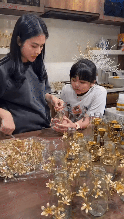 Ph&uacute; b&agrave; 4 con ở dinh thự 1000m2 tự tay chuẩn bị lễ kỷ niệm 10 năm ng&agrave;y cưới, đỉnh thế n&agrave;y bảo sao chồng m&ecirc; đắm!- Ảnh 3.