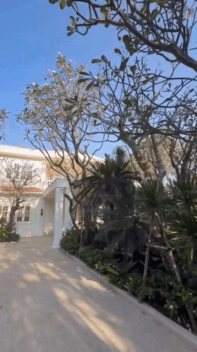 Cả showbiz c&oacute; đ&uacute;ng 1 người: Nu&ocirc;i 10 người con kh&ocirc;ng c&ugrave;ng huyết thống, ở biệt thự 