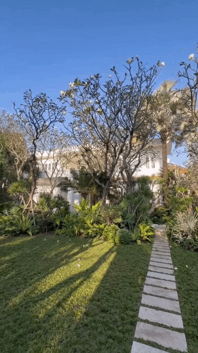 Cả showbiz c&oacute; đ&uacute;ng 1 người: Nu&ocirc;i 10 người con kh&ocirc;ng c&ugrave;ng huyết thống, ở biệt thự 