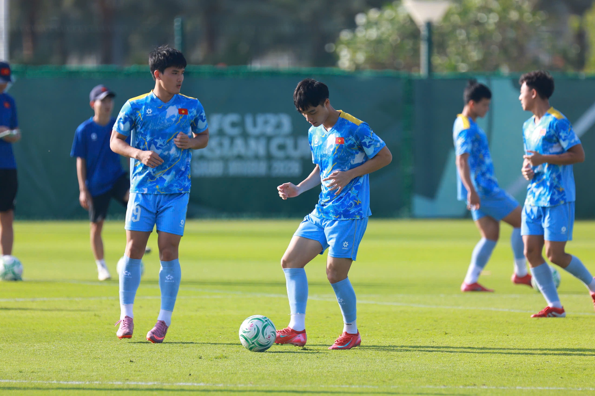 Đ&igrave;nh Bắc v&agrave; "Lamine Yamal xứ Thanh" Văn Thuận tập ri&ecirc;ng trước trận tứ kết U23 ch&acirc;u &Aacute;- Ảnh 5.