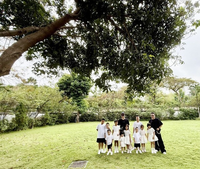 Cả showbiz c&oacute; đ&uacute;ng 1 người: Nu&ocirc;i 10 người con kh&ocirc;ng c&ugrave;ng huyết thống, ở biệt thự 