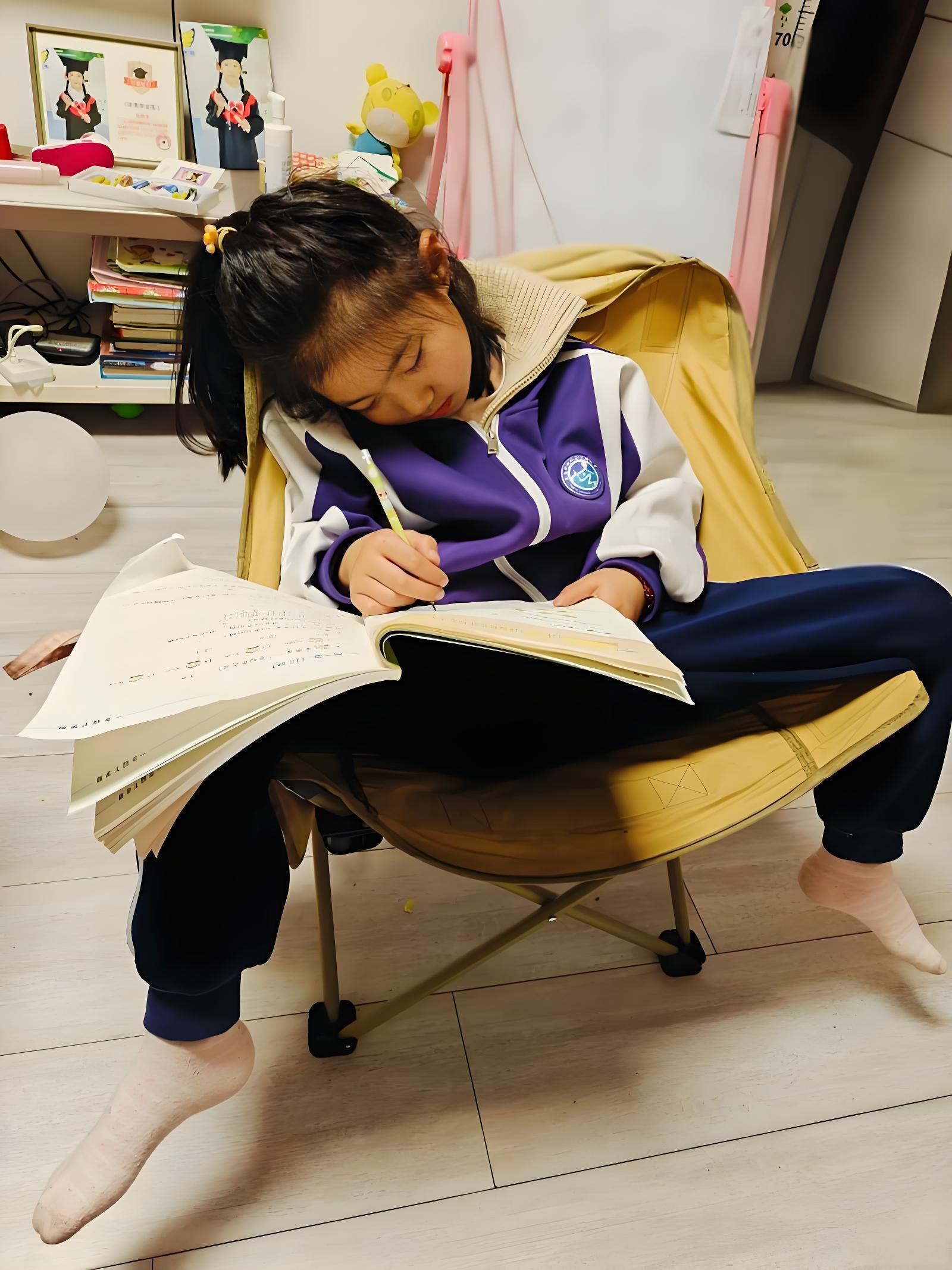 Người mẹ từng phải than "T&ocirc;i thực sự kiệt sức" v&igrave; con chỉ l&agrave;m 1 việc mỗi tối m&agrave; 2 năm sau con lột x&aacute;c ho&agrave;n to&agrave;n- Ảnh 1.