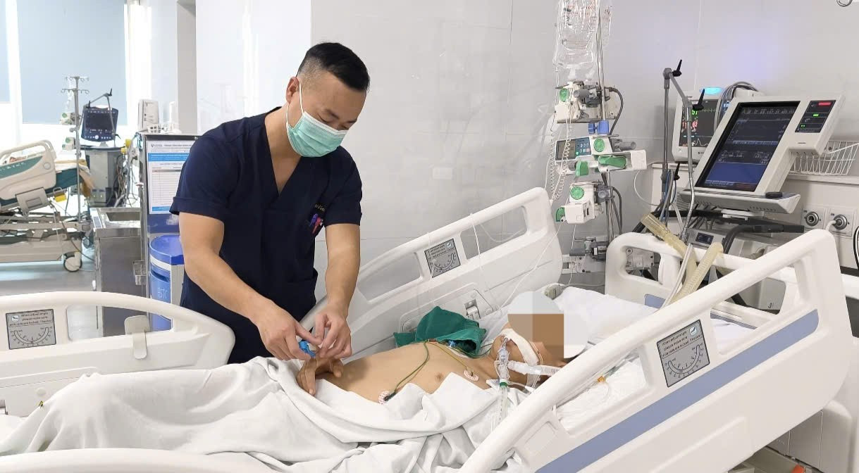 B&eacute; trai 15 tuổi h&ocirc;n m&ecirc; v&igrave; đuối nước được cứu sống nhờ kịp 'thời gian v&agrave;ng'- Ảnh 1.