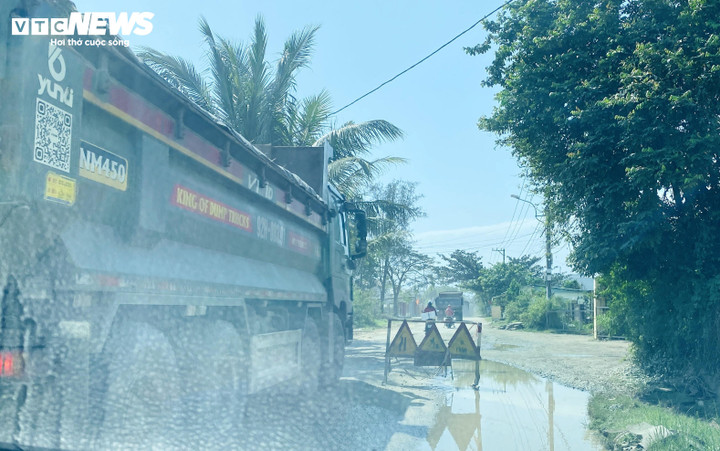 Xe tải c&agrave;y n&aacute;t Tỉnh lộ ở Đ&agrave; Nẵng: 'B&atilde;o bụi' bức tử m&ocirc;i trường, d&acirc;n &ldquo;chết m&ograve;n&rdquo;- Ảnh 1.