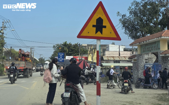 Xe tải c&agrave;y n&aacute;t Tỉnh lộ ở Đ&agrave; Nẵng: 'B&atilde;o bụi' bức tử m&ocirc;i trường, d&acirc;n &ldquo;chết m&ograve;n&rdquo;- Ảnh 3.