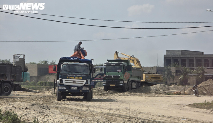 Xe tải c&agrave;y n&aacute;t Tỉnh lộ ở Đ&agrave; Nẵng: 'B&atilde;o bụi' bức tử m&ocirc;i trường, d&acirc;n &ldquo;chết m&ograve;n&rdquo;- Ảnh 4.