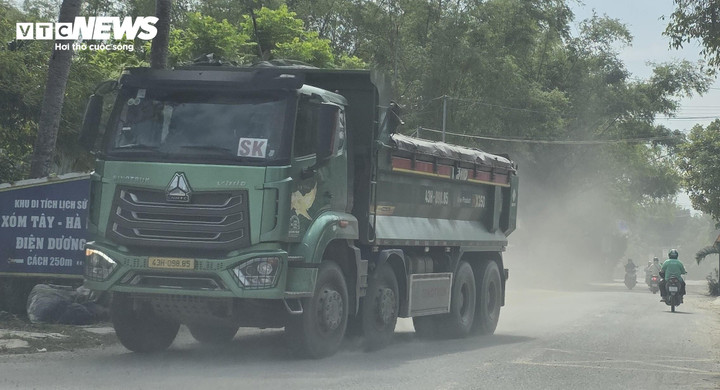 Xe tải c&agrave;y n&aacute;t Tỉnh lộ ở Đ&agrave; Nẵng: 'B&atilde;o bụi' bức tử m&ocirc;i trường, d&acirc;n &ldquo;chết m&ograve;n&rdquo;- Ảnh 2.