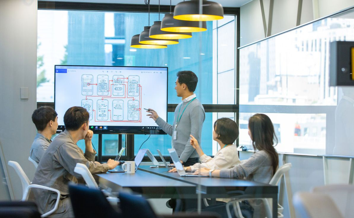 "Đi v&agrave;o nh&agrave; vệ sinh cũng phải cầm điện thoại theo để họp"- Ảnh 2.