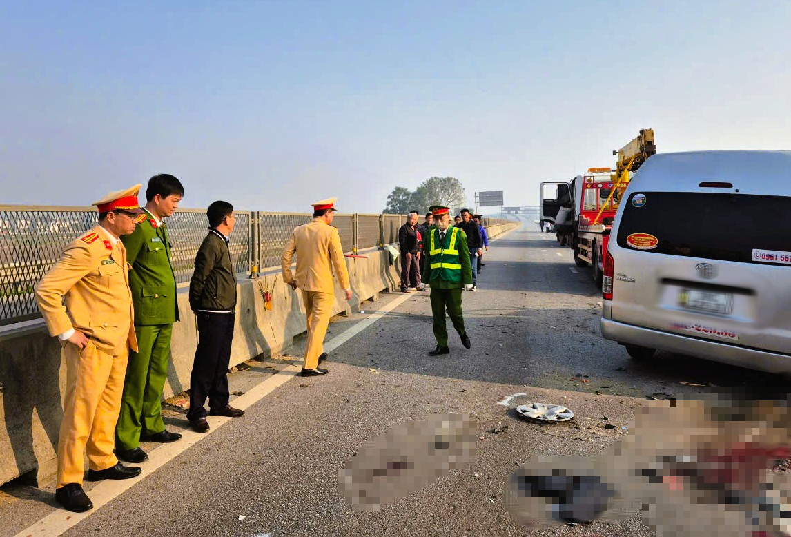 Hiện trường vụ tai nạn thảm khốc trên cao tốc khiến 4 người chết, 6 người bị thương- Ảnh 6. Hiện trường vụ tai nạn thảm khốc trên cao tốc khiến 4 người chết, 6 người bị thương- Ảnh 6.