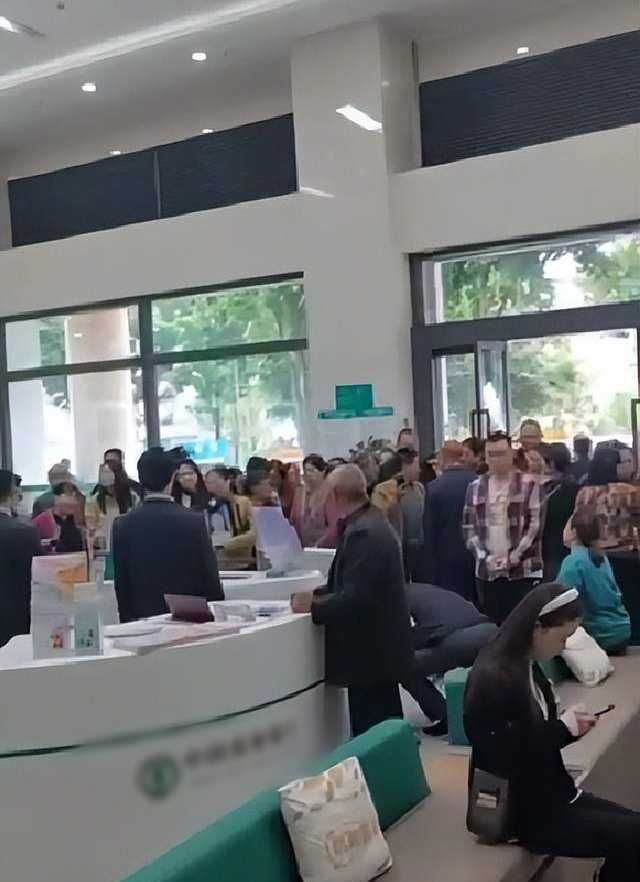 Hơn 100 người gửi 377 tỷ đồng v&agrave;o ng&acirc;n h&agrave;ng với cam kết l&atilde;i suất cao, đến nhận tiền th&igrave; nh&acirc;n vi&ecirc;n th&ocirc;ng b&aacute;o: 0 c&oacute; đồng n&agrave;o- Ảnh 1.