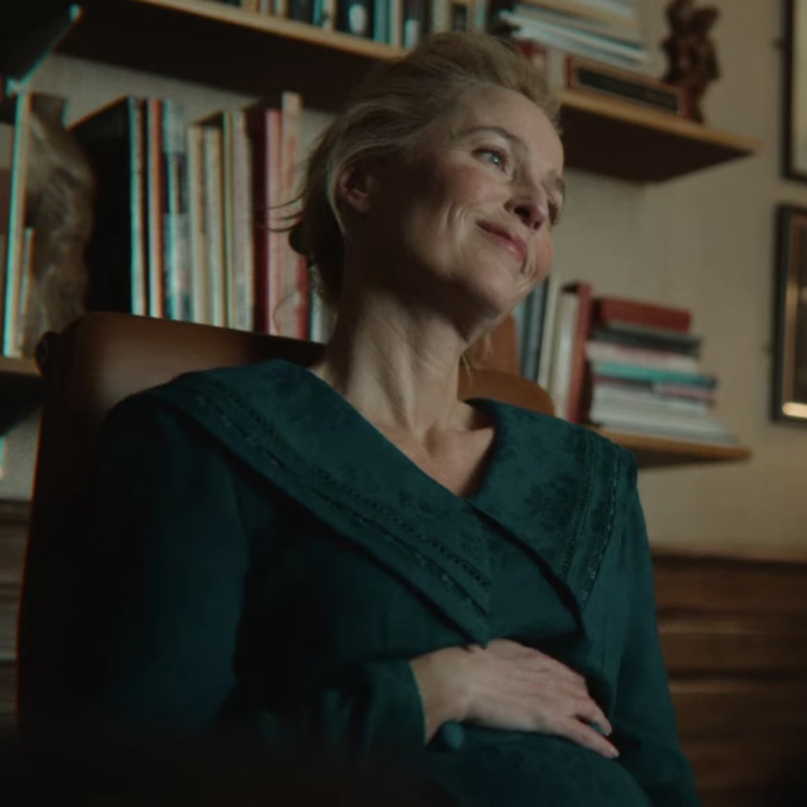 Xem phim Sex Education, t&ocirc;i v&agrave; con g&aacute;i đ&atilde; c&oacute; một cuộc "thương lượng" đầy kịch t&iacute;nh về chiếc điện thoại nhiều b&iacute; mật của con- Ảnh 1.