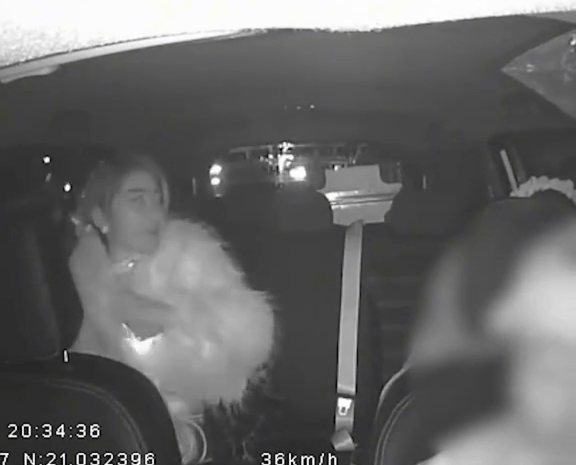 L&ecirc;n xe muộn 20 ph&uacute;t, nữ TikToker văng tục v&agrave; đ&ograve;i xuống xe khi bị t&agrave;i xế ph&agrave;n n&agrave;n về "&yacute; thức"- Ảnh 1.