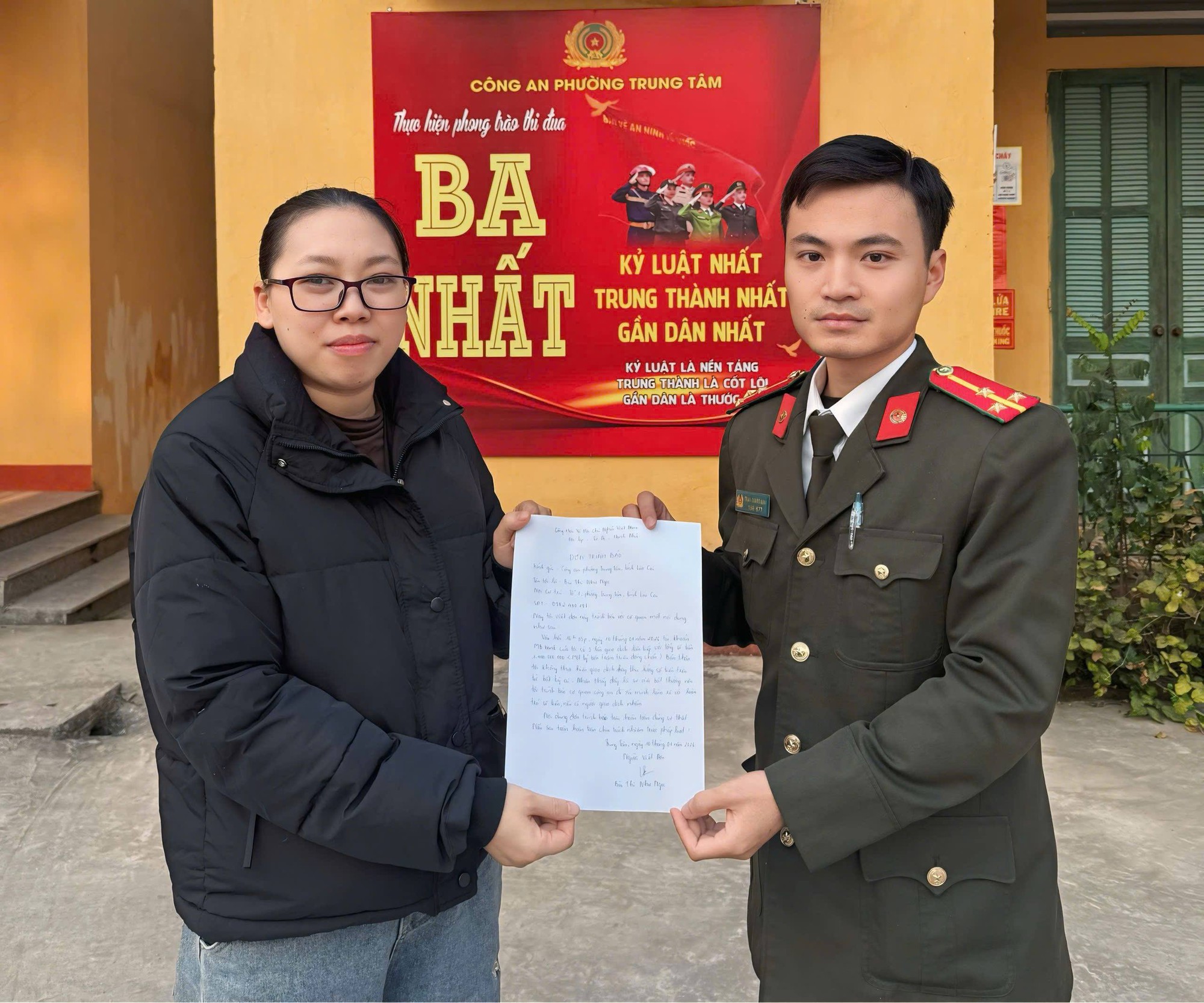 Ph&aacute;t hiện t&agrave;i khoản nhận 1,4 tỷ đồng c&oacute; dấu hiệu giao dịch bất thường, người phụ nữ sinh năm 1992 đến c&ocirc;ng an phường tr&igrave;nh b&aacute;o- Ảnh 2.