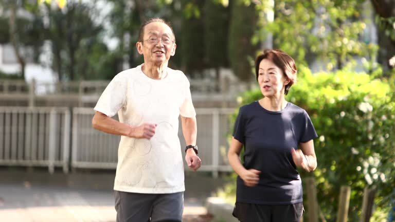 T&igrave;m ra 4 b&agrave;i tập tốt nhất để k&eacute;o d&agrave;i tuổi thọ, đẩy l&ugrave;i l&atilde;o h&oacute;a hiệu quả cho người sau 50 tuổi: Kh&ocirc;ng phải chạy bộ hay đạp xe- Ảnh 3.