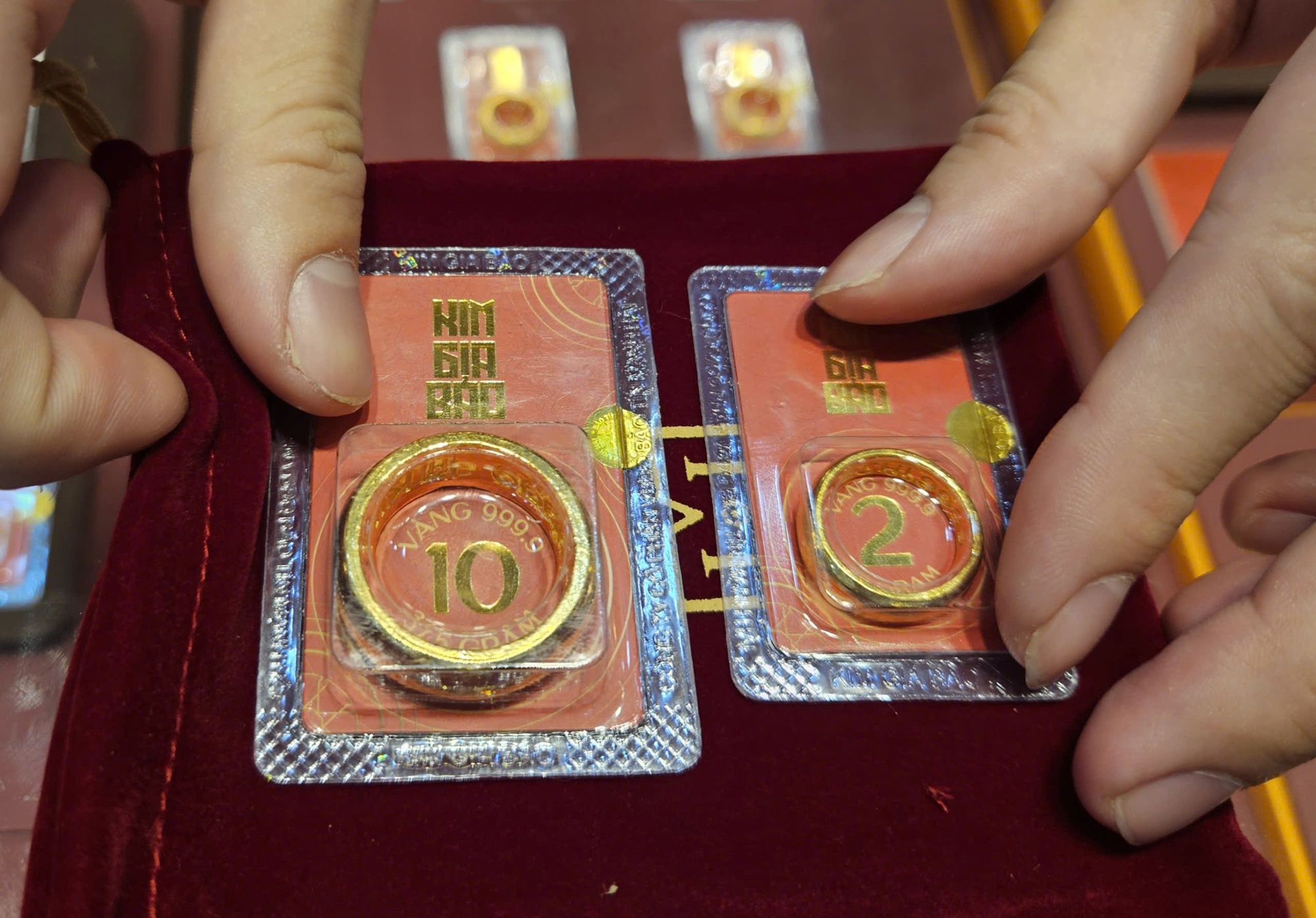 Tối 14-1, gi&aacute; v&agrave;ng miếng SJC lần đầu chạm mốc 163,5 triệu đồng/lượng- Ảnh 1.