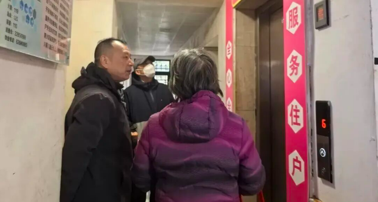 Quyết kh&ocirc;ng trả 1,5 triệu đồng ph&iacute; thang m&aacute;y v&igrave; sống ở tầng 2, người đ&agrave;n &ocirc;ng bị c&ocirc;ng ty quản l&yacute; BĐS kiện ra t&ograve;a vẫn khẳng định: &ldquo;T&ocirc;i kh&ocirc;ng d&ugrave;ng sao phải trả tiền&rdquo;- Ảnh 1.